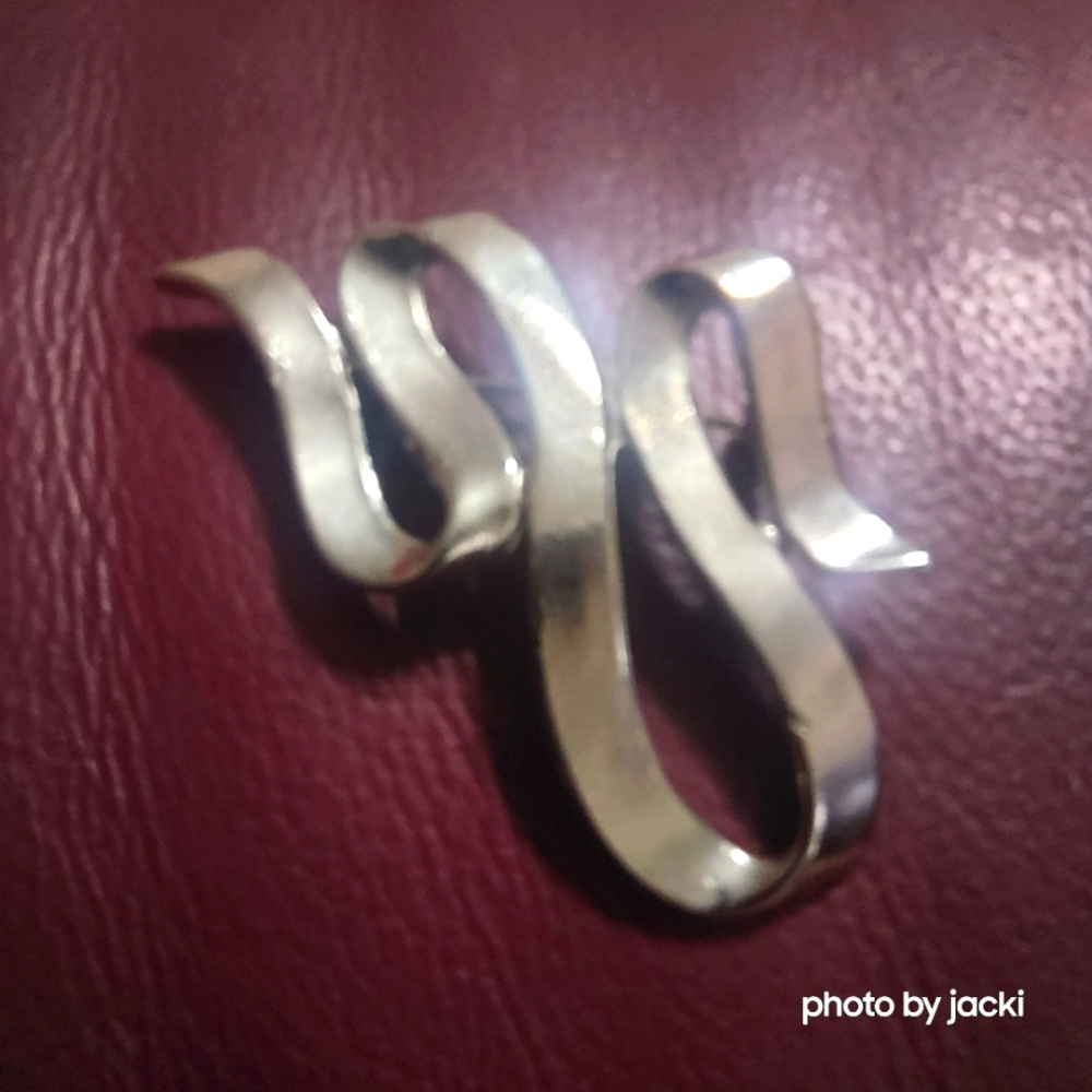 Silver tone ribbon pin / brooch